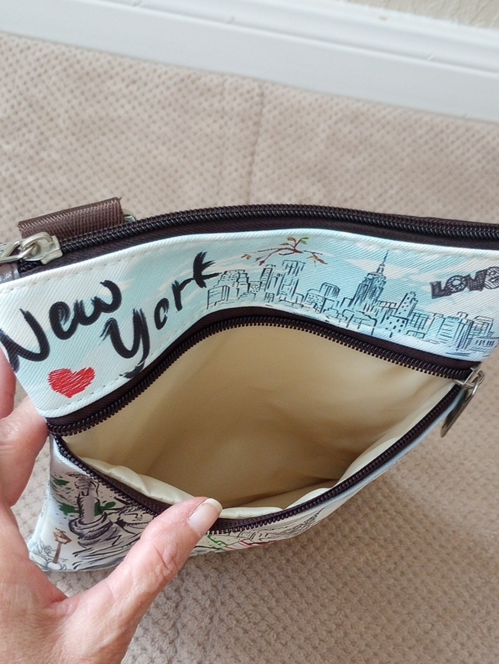 New York Design USA Crossbody Bag - Picture 6 of 8